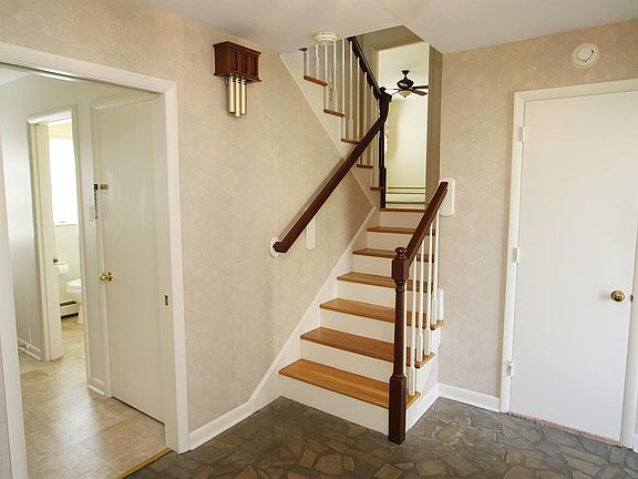 5th image of 412 McKenna Ct