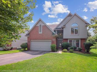 30516 Hazelwood Ct, Farmington, MI 48331