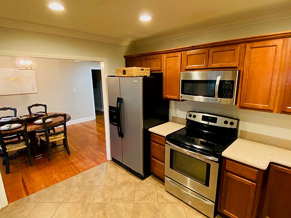 3rd image of 1501 Laurens Glen Ln