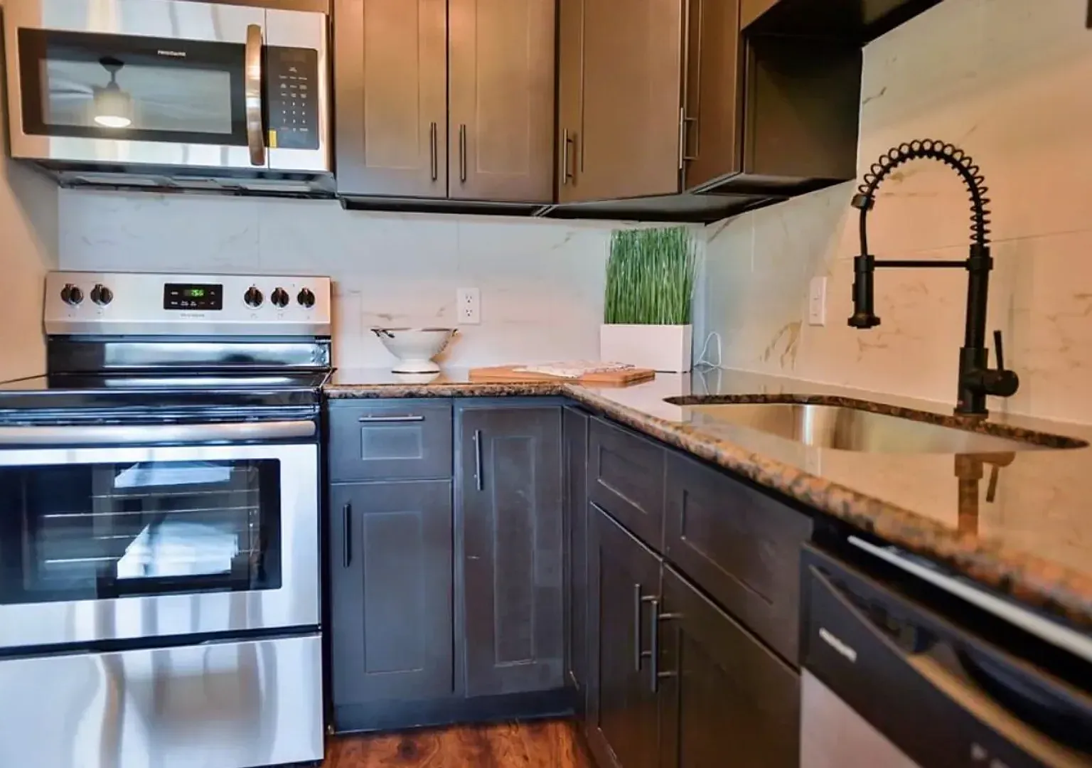 Dream Montrose - 2301 Commonwealth Street — Photo 2