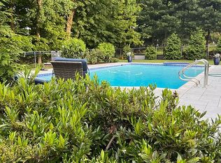6 Fairview Dr, North Caldwell, NJ 07006