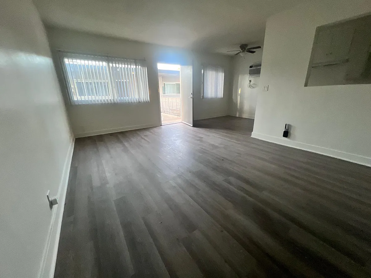 Building Photo - 6707 Hayvenhurst Ave #Z29