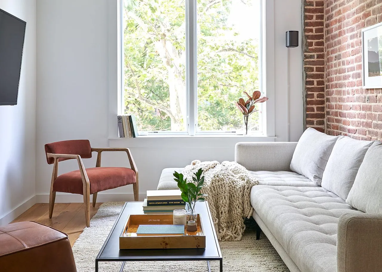 Charming ROOM at The Apollo House — Photo 4