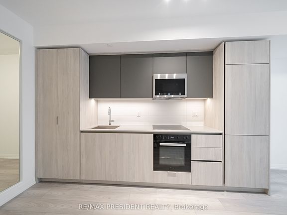 2nd image of 400 King St W #610