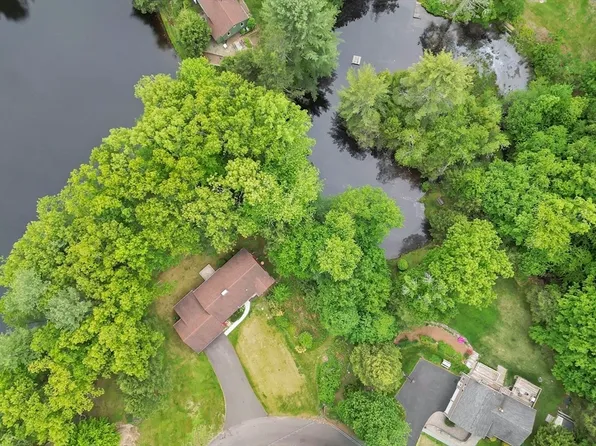 3 Logie Ln, Southwick, MA 01077