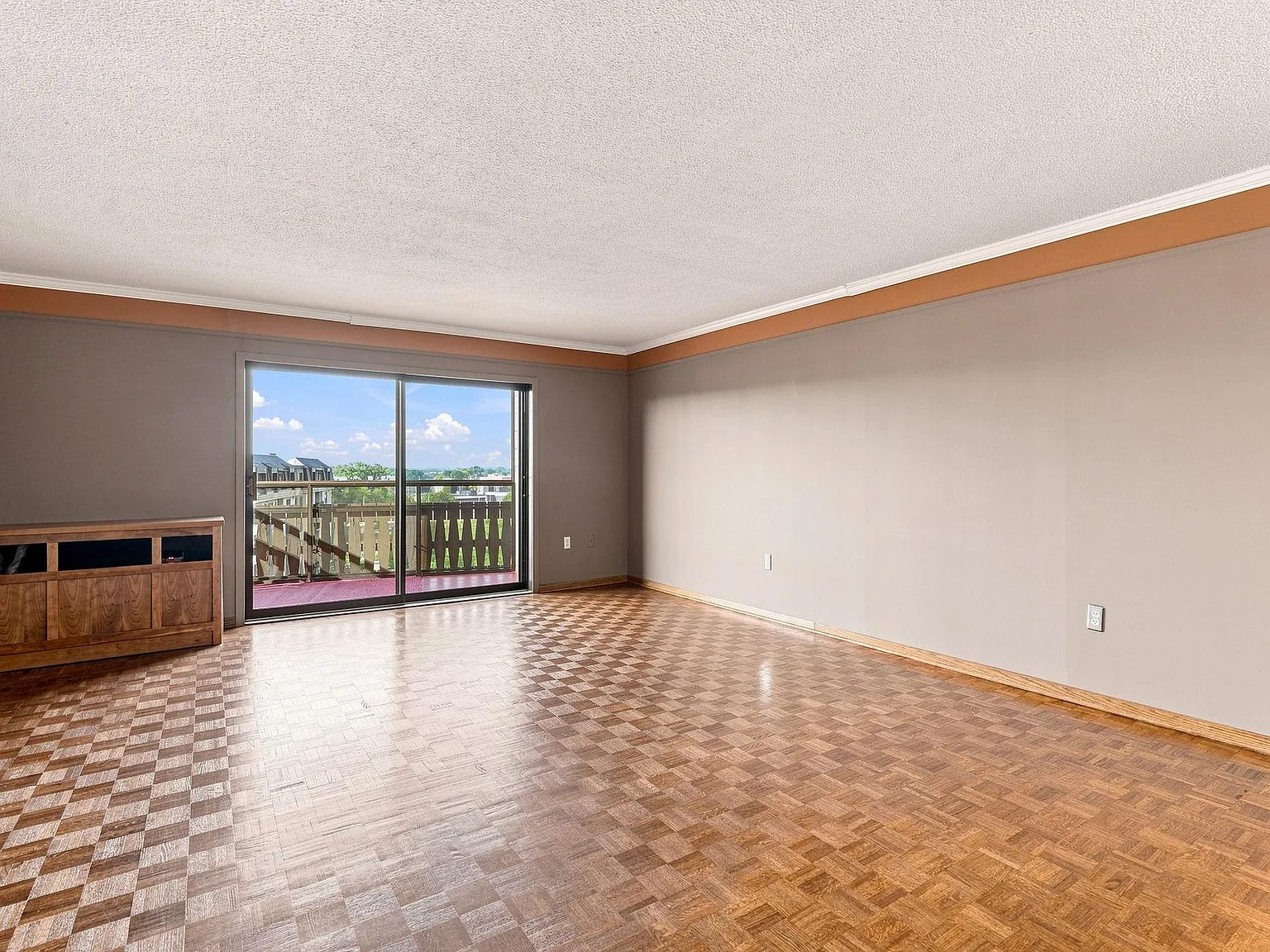 1 bed, 1.0 bath, 739 sqft, $1,695 — Photo 2