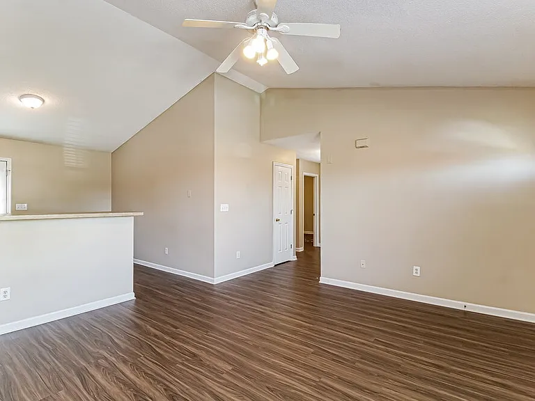 330 W Holt St — Photo 4