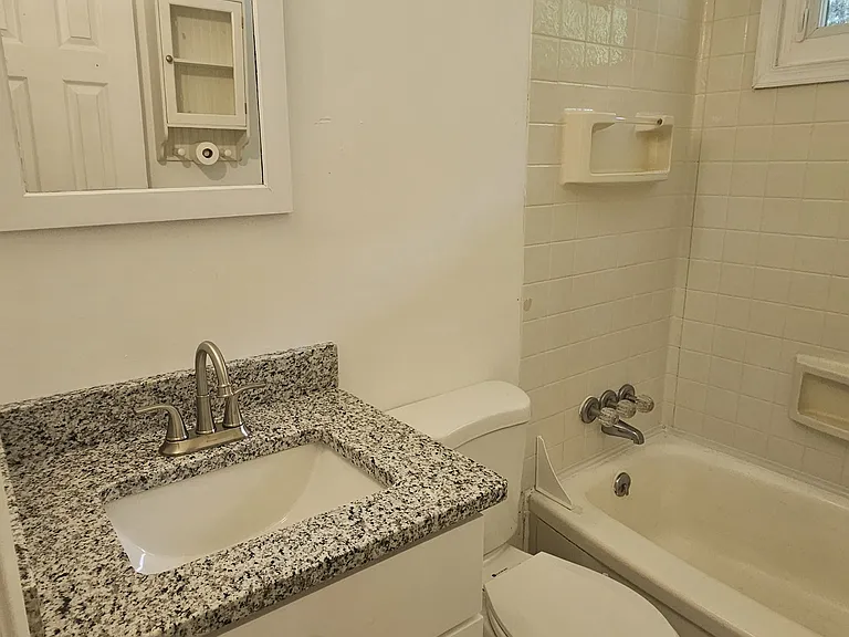 1404 Algona Rd — Photo 3