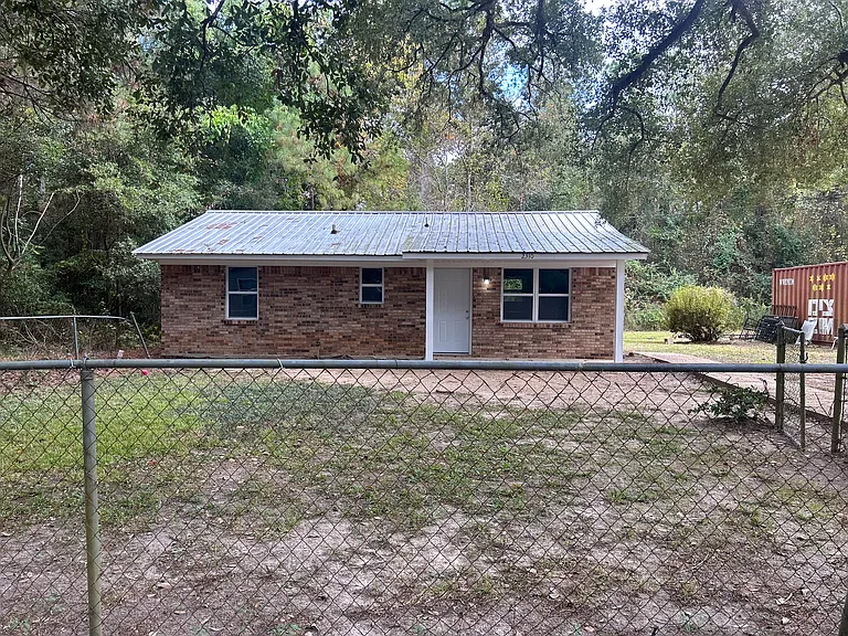 2310 Watts Ln — Photo 2