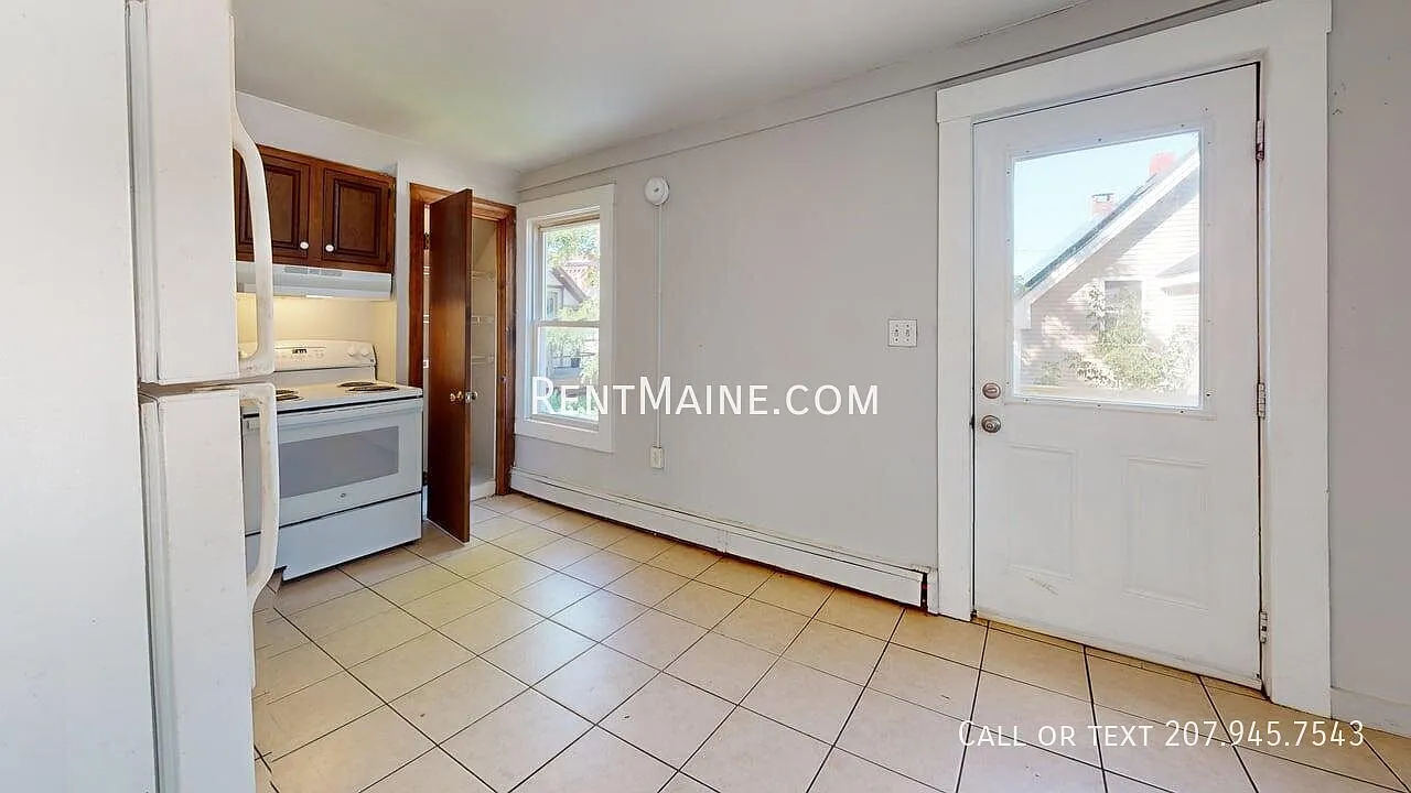 3 bed, 823 sqft, $1,300 — Photo 2