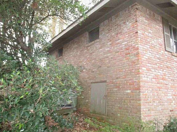 5th image of 30 Berkshire Dr