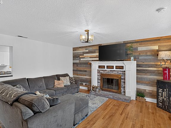 3rd image of 1549 NE 9th St