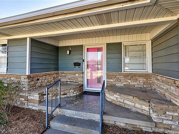 Charming entrance with lots of curb appeal! Situated on a quiet street, close to all the great shops and restaurants in Casady Square! Walking distance to 5 parks!