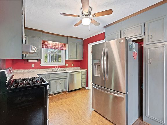 3rd image of 200 Echo Cir