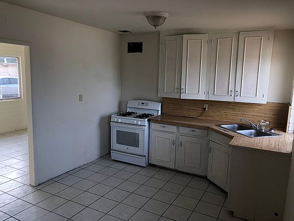 4th image of 2530 N Estrella Ave