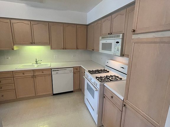 5th image of 7051 W Touhy Ave APT 607