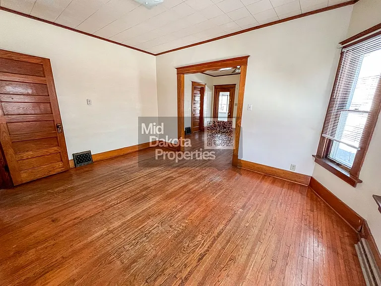 933 E 5th Ave — Photo 5