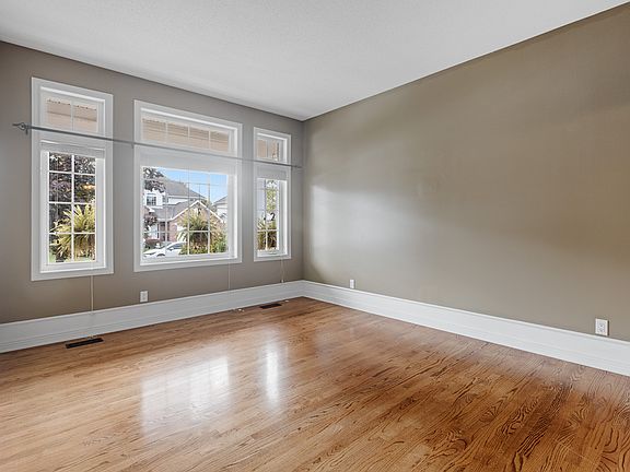 3rd image of 731 Rolling River Cres #1