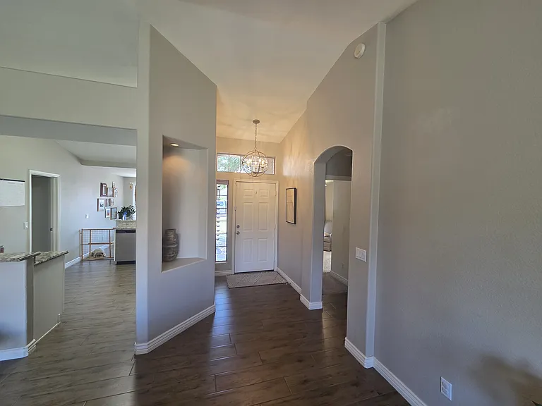 424 W Comstock Ct — Photo 1