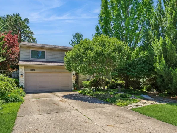 7824 Roseland Dr, Urbandale, IA 50322
