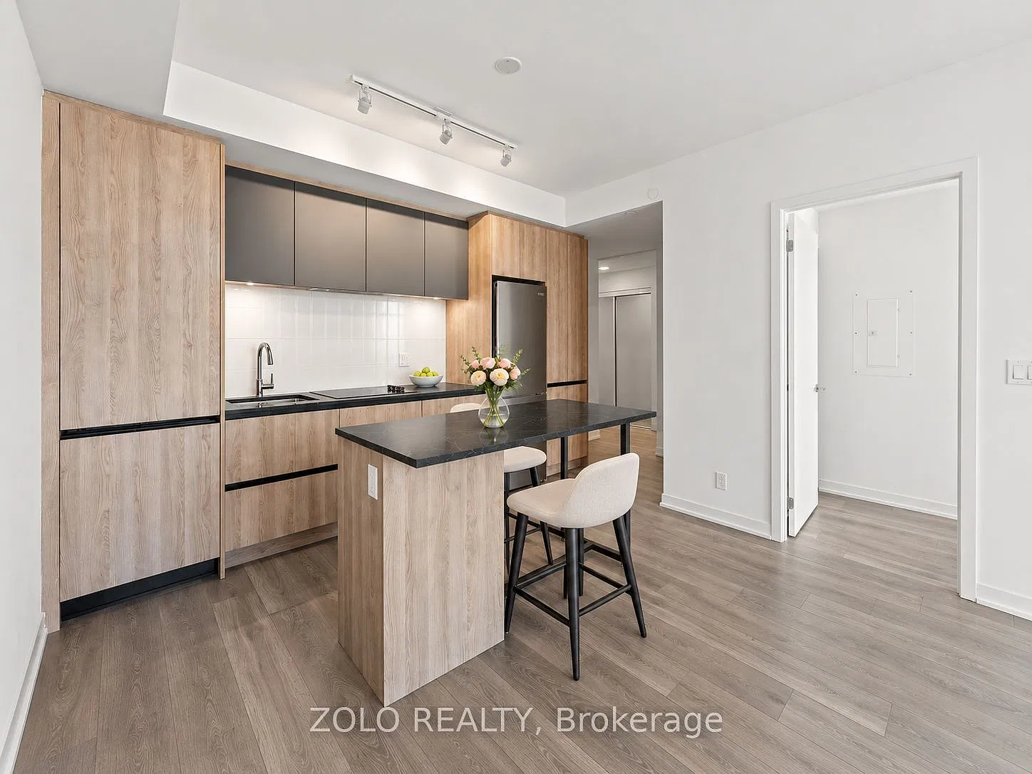 7950 Bathurst St — Photo 4