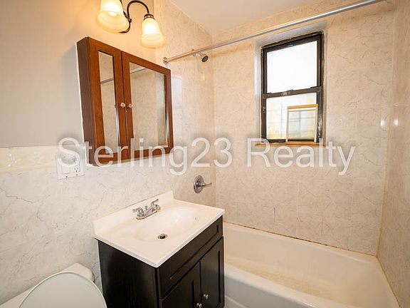 5th image of 2147 27th St #A4