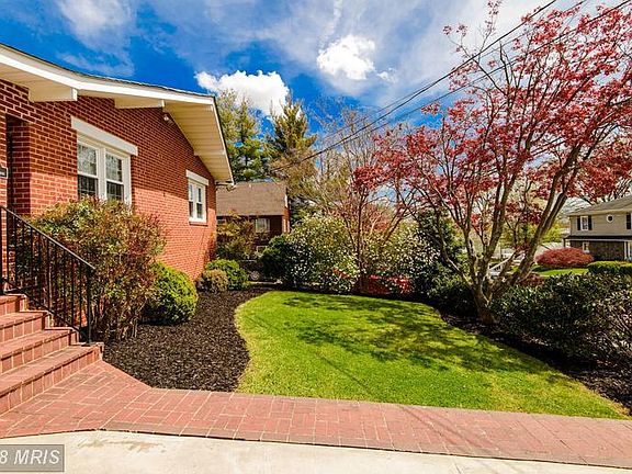 Nicely Landscaped Front Yard