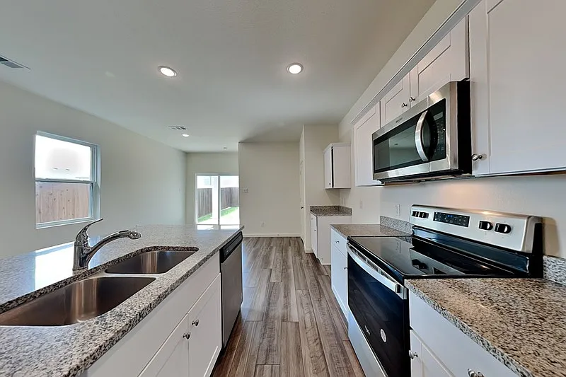3 bed, 2.0 bath, 1436 sqft, $1,695 — Photo 4