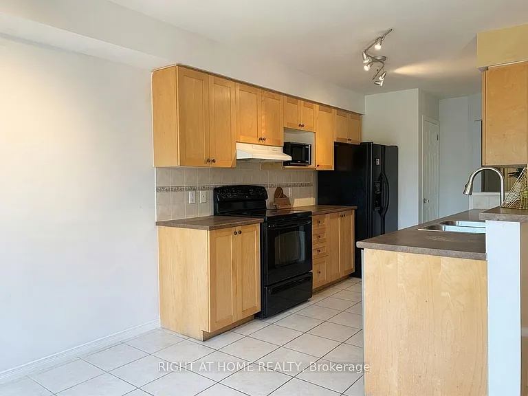 919 Schooner Cres — Photo 4
