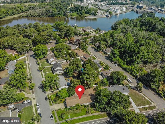 2nd image of 816 Riverside Dr
