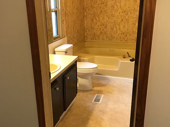 Master bath, tub and shower