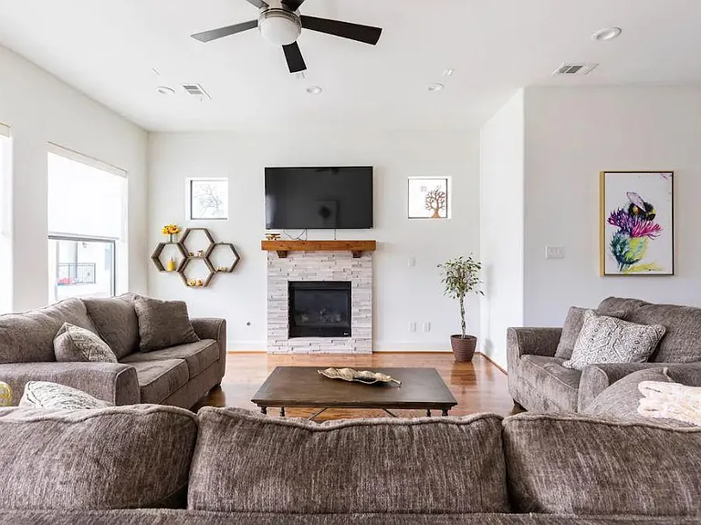 2529 Calumet St — Photo 41
