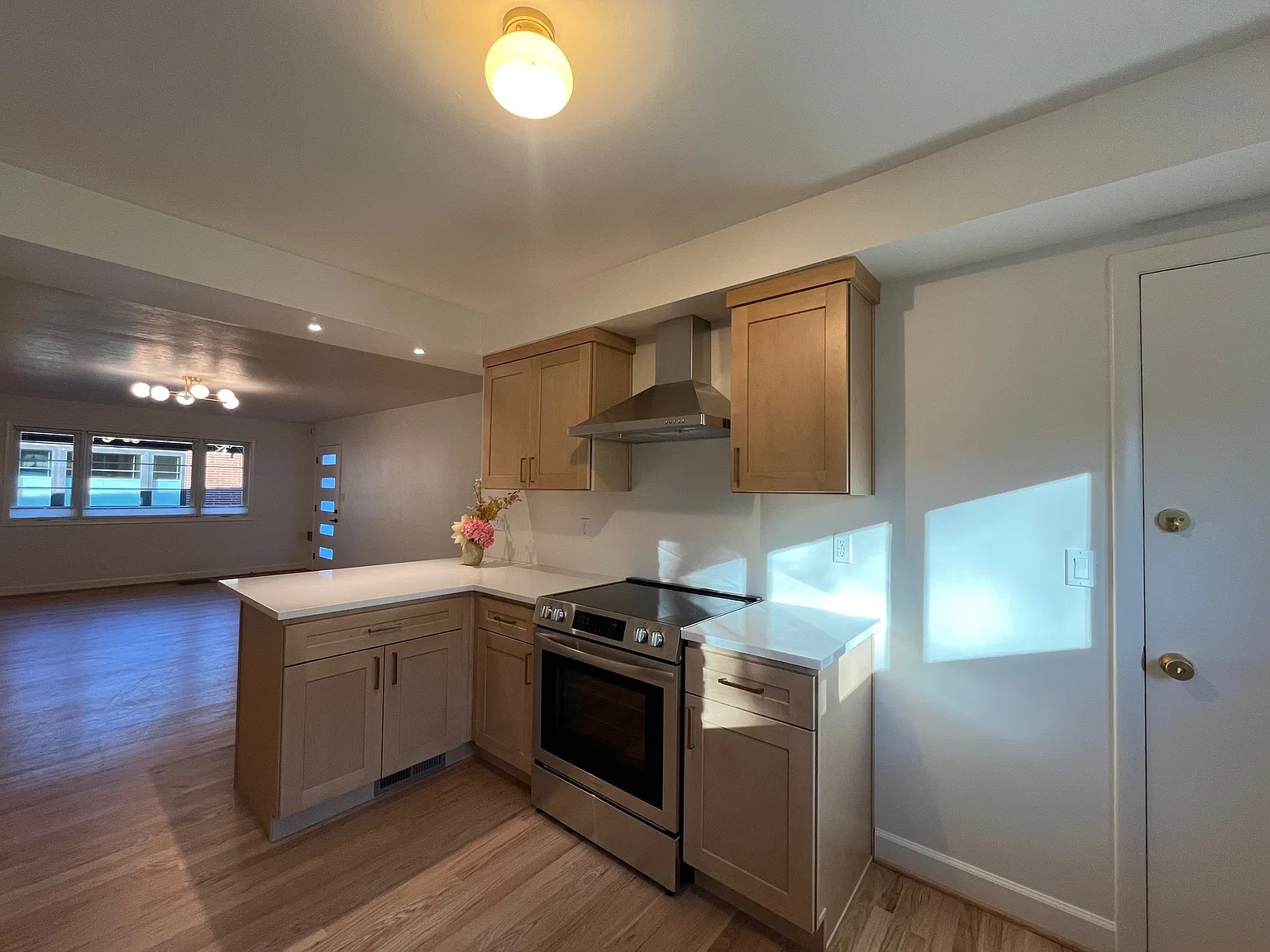 2 bed, 900 sqft, $2,600 — Photo 4