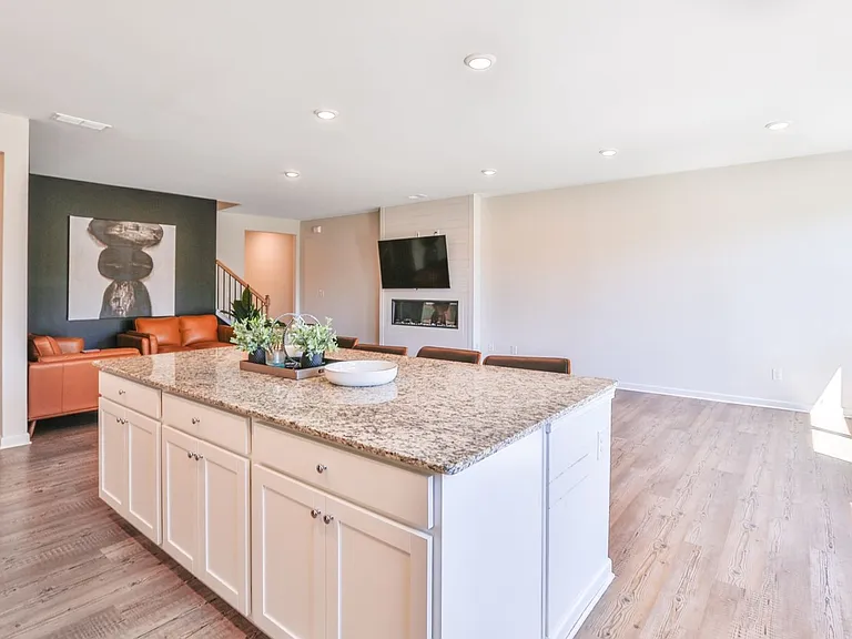 1020 Point Place Dr — Photo 5