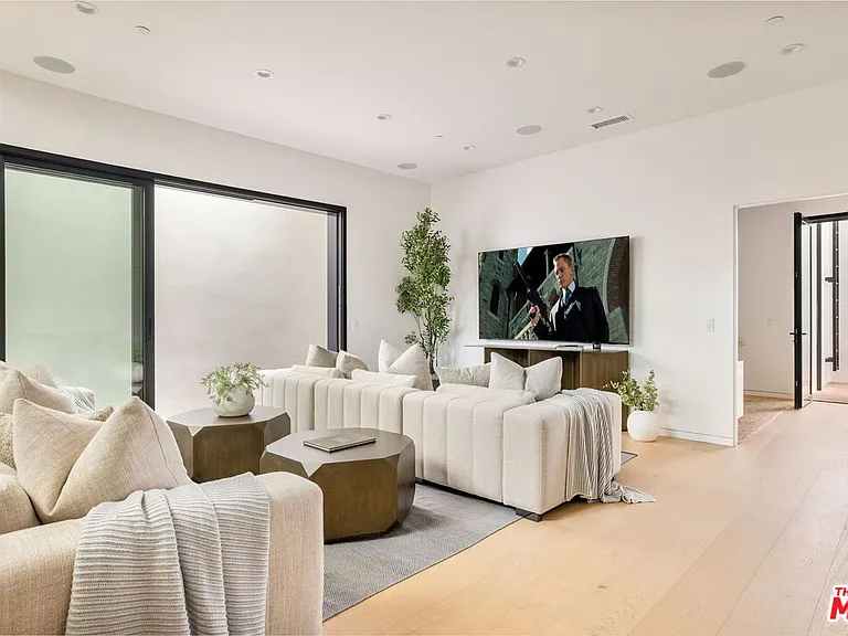 822 Superba Ave — Photo 39