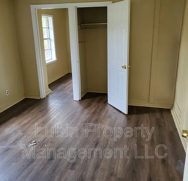 1484 Oaklawn St — Photo 2
