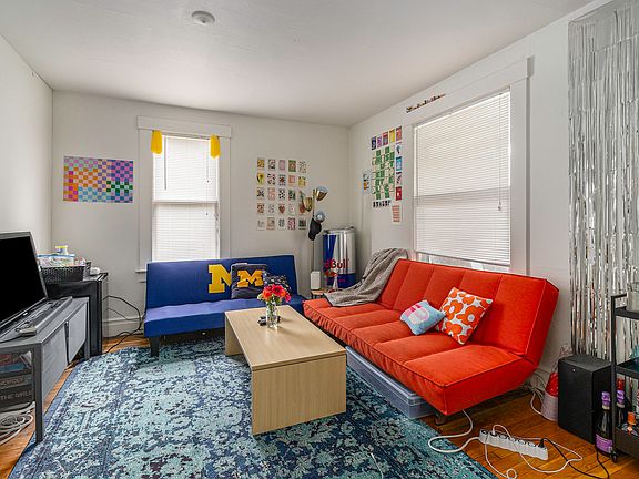 2nd image of 827 Brookwood Pl