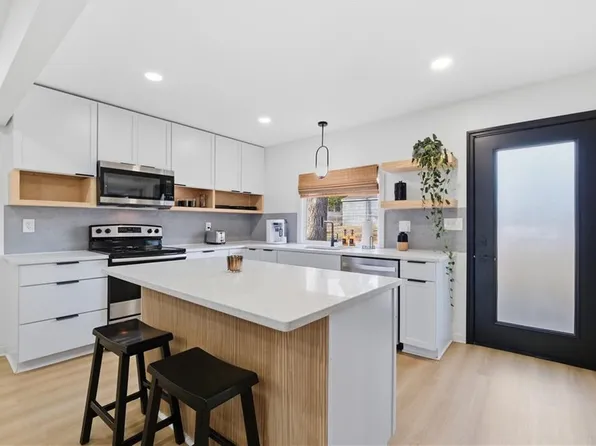 504 NW Holly Ln, Lees Summit, MO 64086