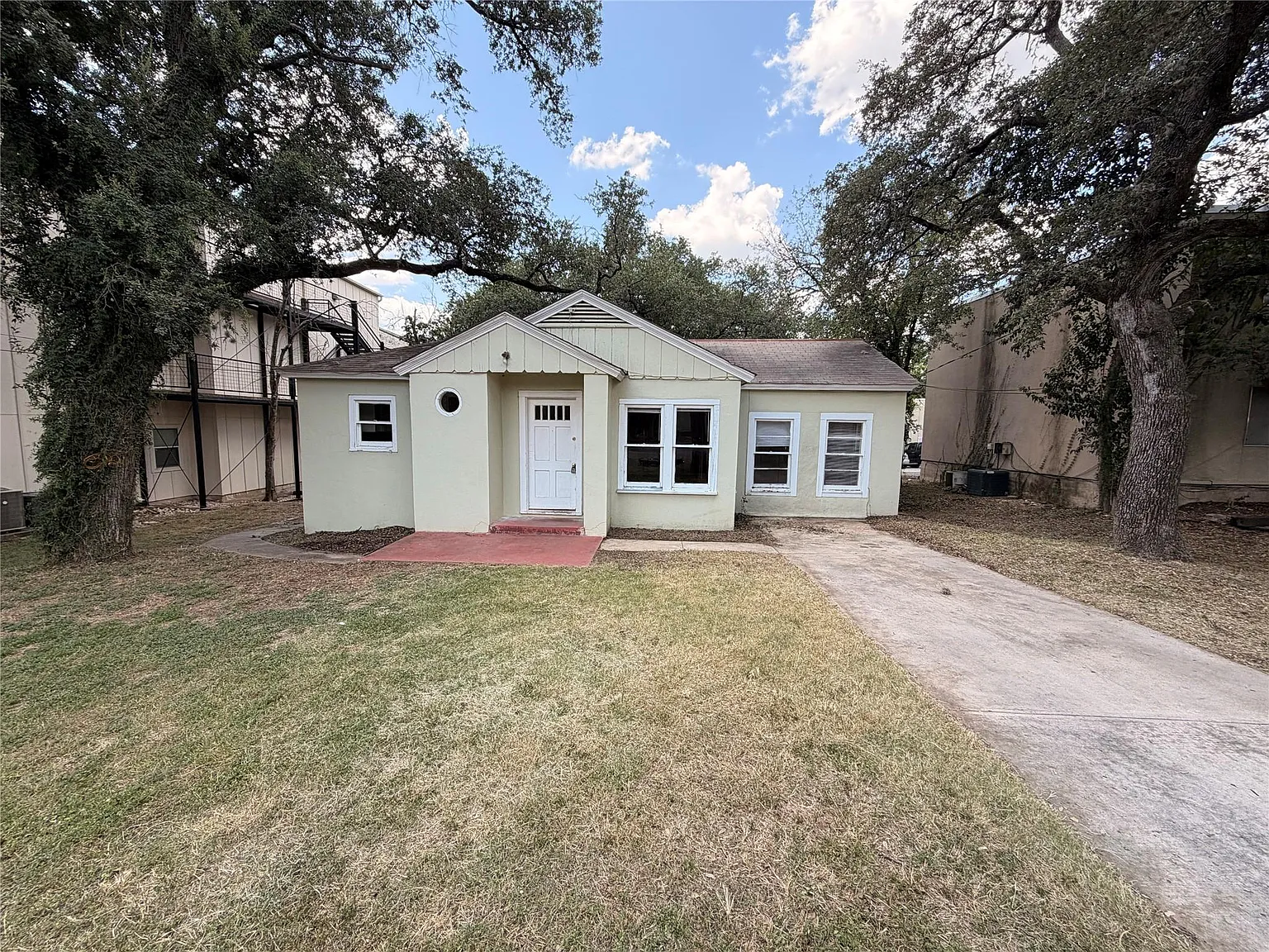 3 bed, 1.0 bath, 1536 sqft, $1,600 — Photo 1