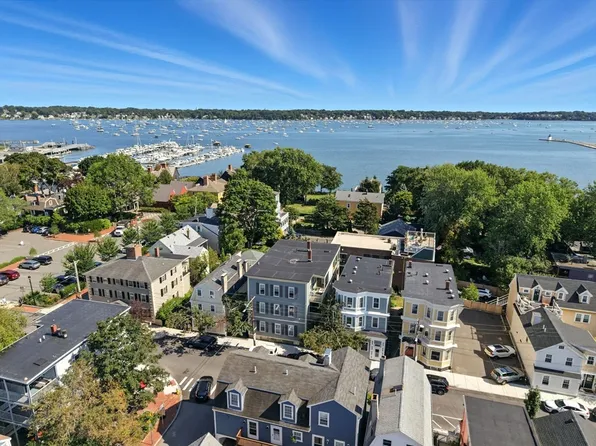 131 Derby St APT 3F, Salem, MA 01970