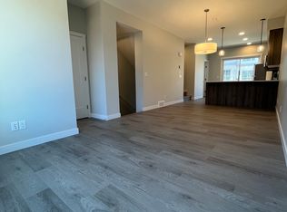 208 Shawnee Gdns SW #208, Calgary, AB T2Y2V1