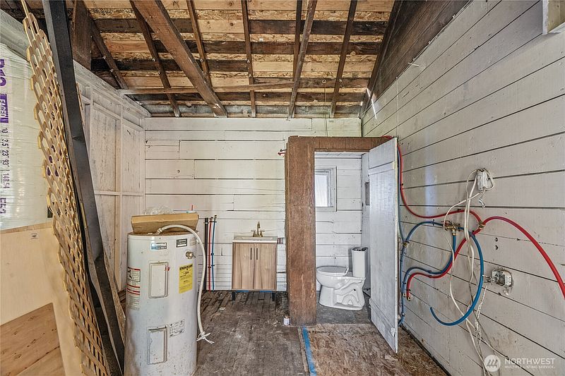 2nd image of 901 W Market Street