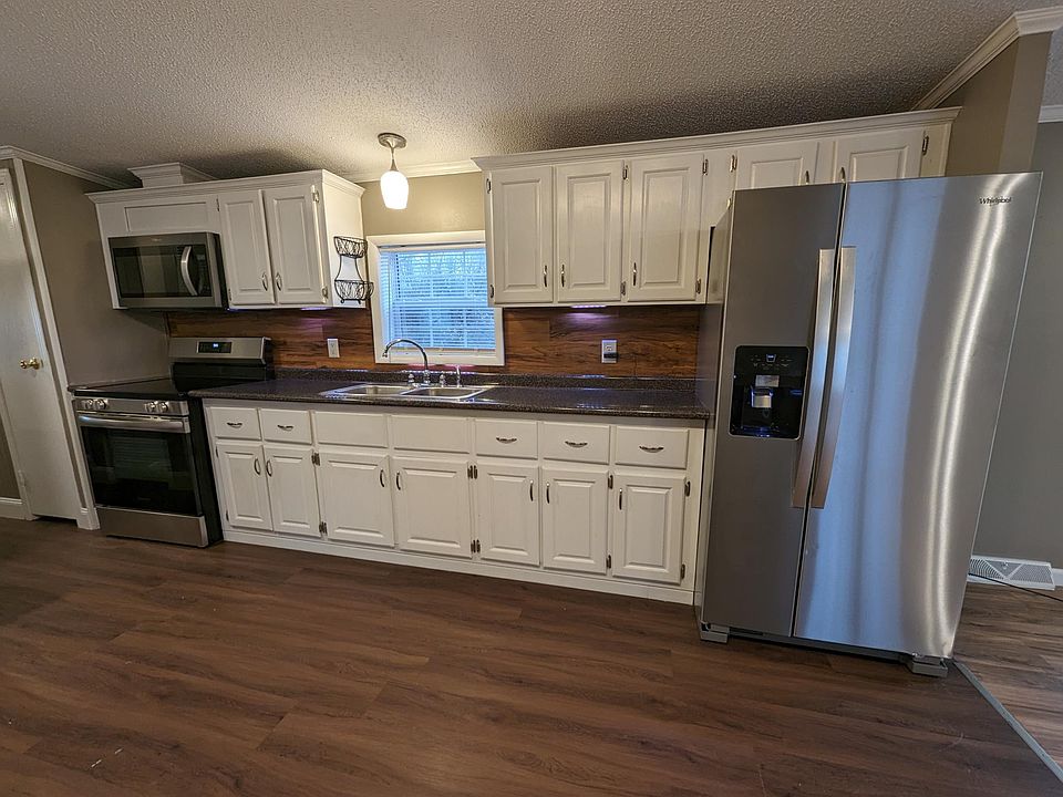 Large kitchen with lots of cabinets