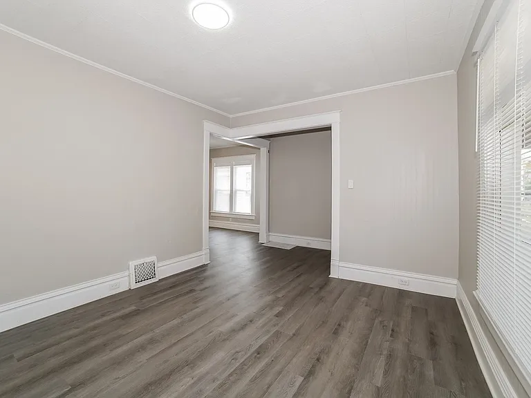 1573122_018_living_room_12910904.jpg