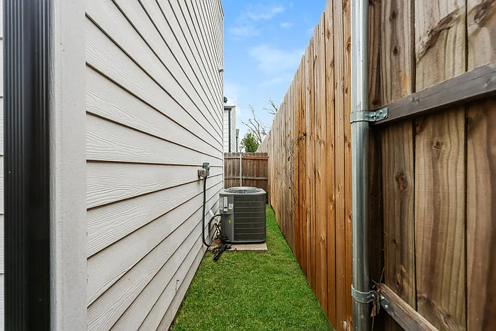 2216 Dyson St — Photo 15