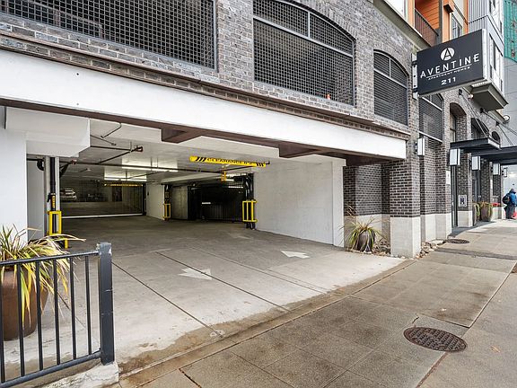 4th image of 211 112th Ave NE #203