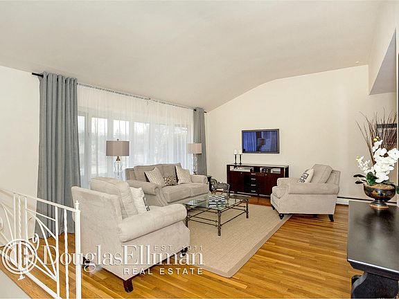 3rd image of 18 Forsythia Ln
