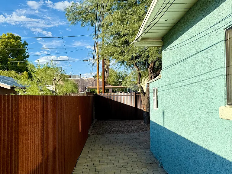 1135 E 8th St #2 — Photo 9