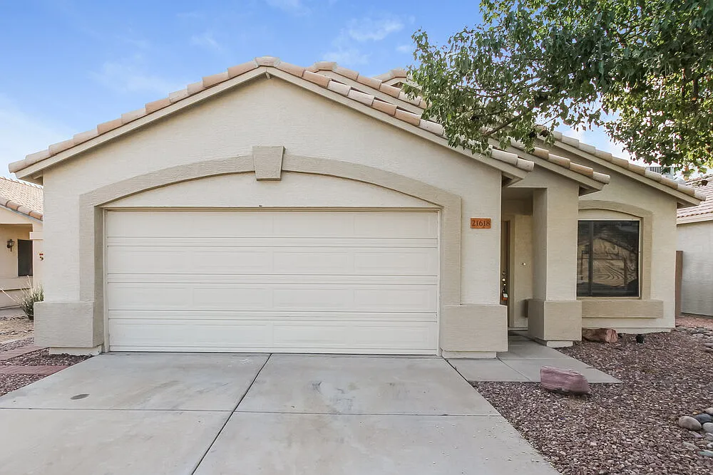 3 bed, 2.0 bath, 1324 sqft, $2,260 — Photo 1