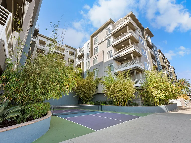 Stadium House Apartments — Photo 15